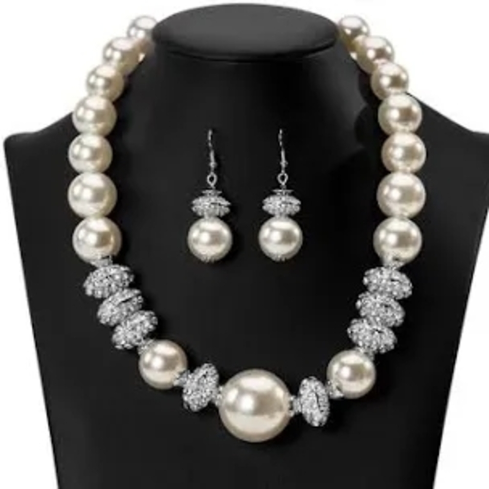 Paparazzi Pearl and Silver Necklace Set